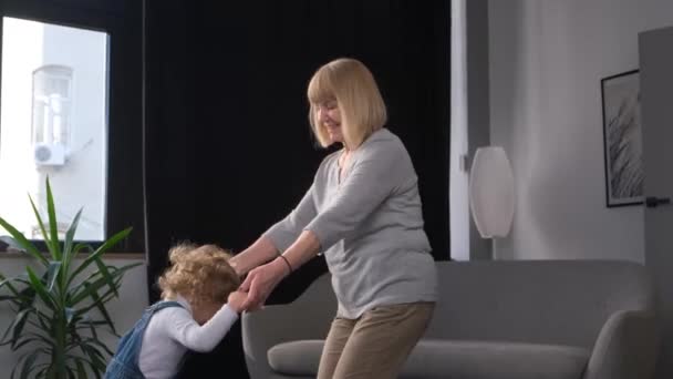 Bunică Veselă Vârstă Mijlocie Dansează Nepoata Într Cameră Confortabilă Acasă — Videoclip de stoc