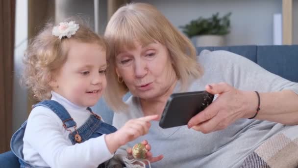 Büyükanne Torun Oturma Odasındaki Kanepede Dinleniyorlar Torunlara Sevgi — Stok video