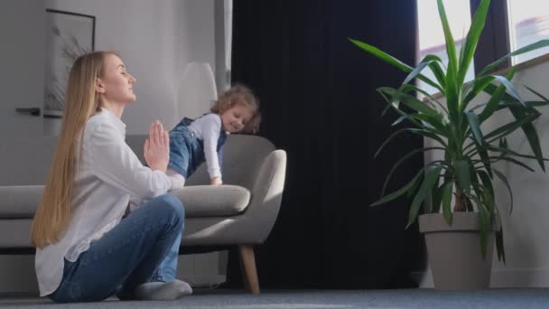 Una Donna Yoga Casa Mentre Sua Figlia Gioca Salotto Pace — Video Stock