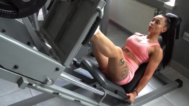 Een Vrouw Doet Beenoefeningen Met Gewichten Een Fitnessapparaat Sportschool Dynamische — Stockvideo