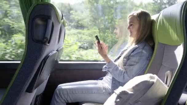 Portret Młodej Turystki Siedzącej Smartfonem Nowoczesnym Autobusie Koncepcja Podróży Turystyki — Wideo stockowe