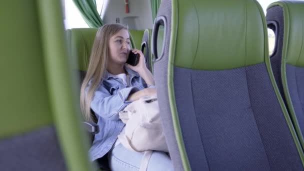 Estudiante Hablando Por Teléfono Mientras Está Sentada Autobús Viajar Autobús — Vídeos de Stock