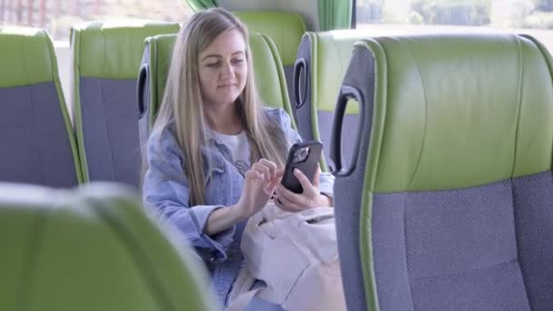 Молодая Женщина Смотрит Смартфон Время Езды Автобусе Концепция Путешествия — стоковое видео