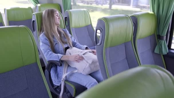 Młoda Kobieta Śpi Podczas Transportu Publicznego Zmęczona Kobieta Autobusie — Wideo stockowe