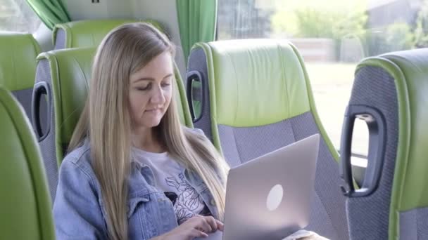 Tjej Student Arbetar Bärbar Dator När Reser Buss — Stockvideo