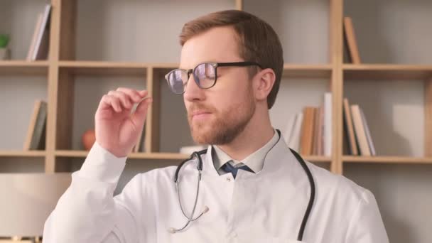 Ung Läkare Vit Rock Tittar Kameran Och Ler — Stockvideo