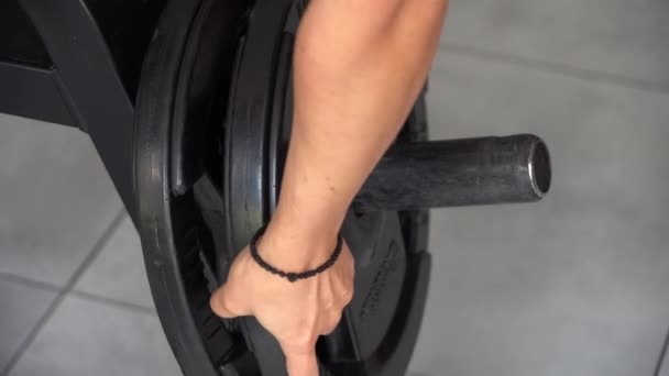 Προπόνηση Βάρους Στο Γυμναστήριο Μια Γυναίκα Προπονείται Καταλήψεις Βαρελιών — Αρχείο Βίντεο