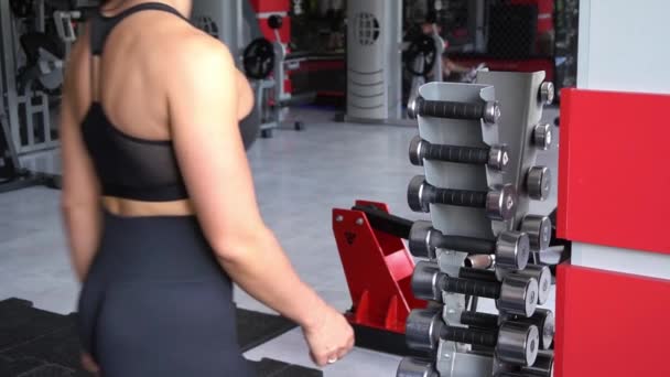 Mujer Deportiva Que Prepara Para Levantar Pesas Durante Entrenamiento Gimnasio — Vídeos de Stock