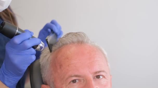 Ein Älterer Mann Besucht Einen Trichologen Haarausfall Problem — Stockvideo