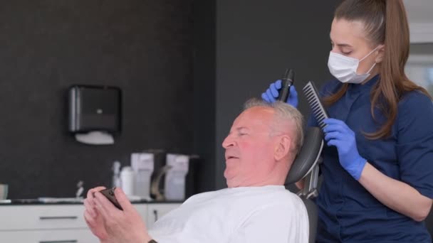 Yaşlı Bir Adam Trikoloğa Gider Saç Dökülme Problemi — Stok video