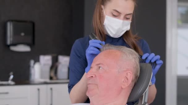 Trichologist Magnifying Glass Examines Head Person Hair Loss Visit Trichologist — Stock Video