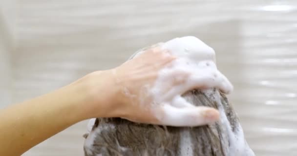 Νεαρή Χαρούμενη Γυναίκα Που Λούζει Μαλλιά Της Σαμπουάν Χέρια Αφρό — Αρχείο Βίντεο