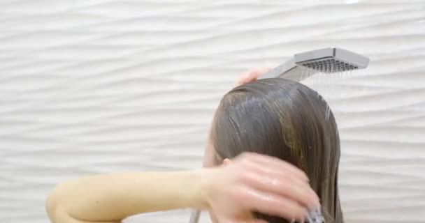 Młoda Kobieta Myjąca Włosy Pod Prysznicem Domu Widok Tyłu Zdrowy — Wideo stockowe