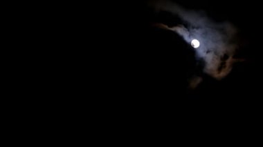 Yuvarlak ay ve bulutlu gökyüzü. Gökyüzünde bulutların yavaş hareketi.