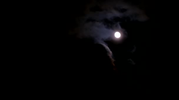 Timelapse Ciel Nocturne Avec Une Lune Brillante Des Nuages Sombres — Video