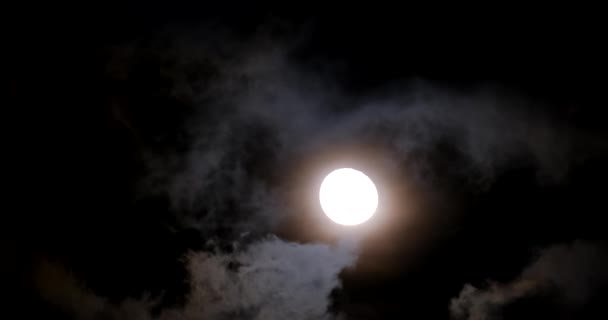 Temná Noční Obloha Jasným Měsícem Tmavými Mraky Zpomalený Pohyb — Stock video