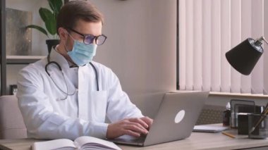 Doktor ofiste oturmuş maske takarken bir dizüstü bilgisayar üzerinde çalışıyordu. Hastaya danışmak, sohbet etmek, tıbbi programlara bakmak, bilgi aramak..