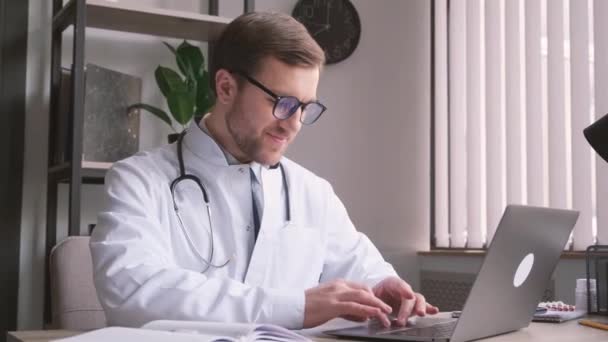 Ein Männliches Medizinisches Personal Einer Modernen Klinik Mit Brille Und — Stockvideo