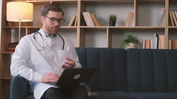 Pozitif Doktorla Sanal Sağlık Danışmanlığı Tıbbi Video Çağrısı Çevrimiçi Yardım — Stok video