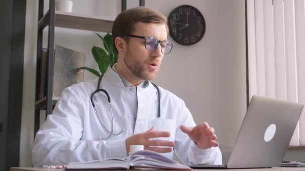 Медичний Працівник Сидить Сучасній Клініці Одягнений Біле Пальто Лікарів Має — стокове відео