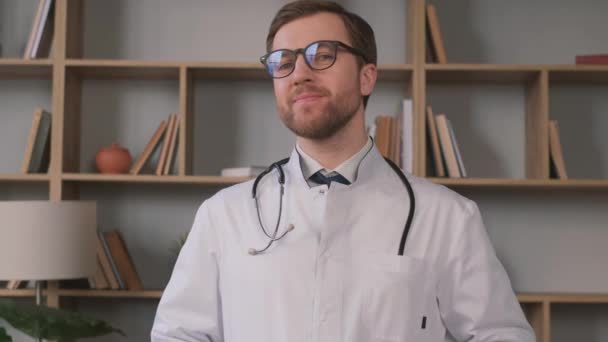 Ein Student Arztkittel Der Bibliothek Zum Hintergrund Des Buches Praktikant — Stockvideo