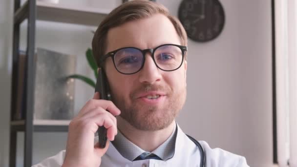 Doctor Comunicándose Con Pacientes Enfermos Ayuda Línea Médico — Vídeos de Stock