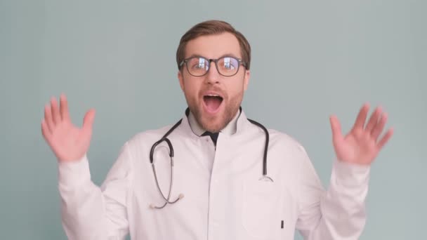 Überraschte Ärztin Weißer Arztuniform Auf Grauem Hintergrund Studio — Stockvideo