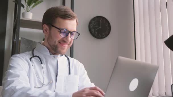 Hombre Con Uniforme Médico Está Escribiendo Teclado Computadora Concepto Médico — Vídeo de stock