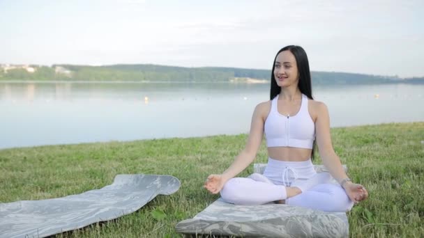 Giovane Ragazza Che Yoga Vicino Lago Bella Giovane Donna Che — Video Stock