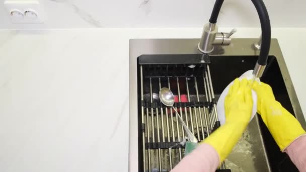 Κοντινό Πλάνο Των Γυναικών Χέρια Πλύσιμο Πιάτα Στην Κουζίνα Κάτοψη — Αρχείο Βίντεο