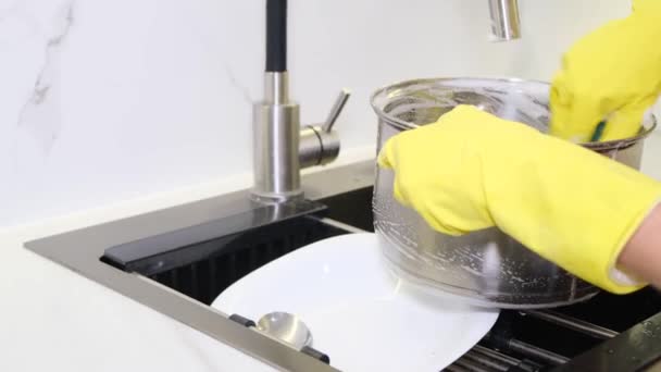 Μια Γυναίκα Πλένει Μια Κατσαρόλα Στην Κουζίνα Της Μια Γυναίκα — Αρχείο Βίντεο