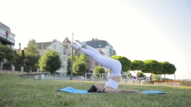Chica Europea Traje Deportivo Ligero Haciendo Yoga Parque Verano Joven — Vídeos de Stock