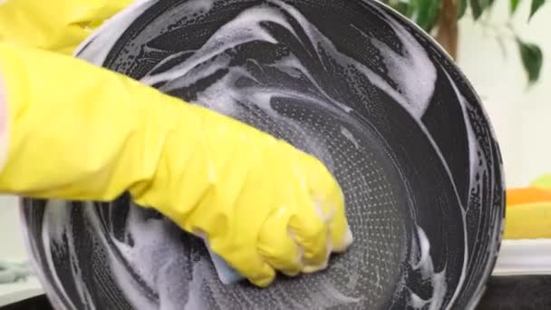 女人在室内洗脏平底锅 特写镜头 用自来水下的清洁液近距离拍摄妇女清洗盘 — 图库视频影像