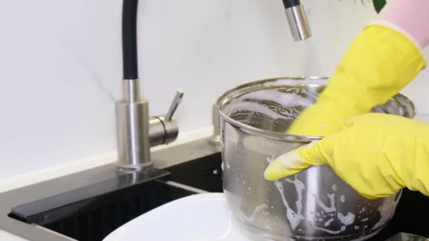 Μια Αγνώριστη Γυναίκα Γάντια Πλένει Μια Κατσαρόλα Στο Νεροχύτη Μια — Αρχείο Βίντεο