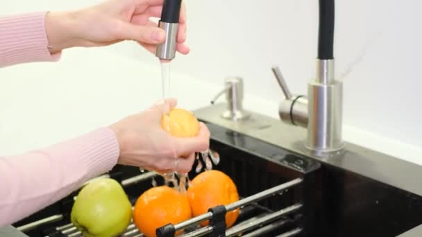 Γυναικεία Χέρια Πλύσιμο Πορτοκαλιών Φρούτων Και Μαγείρεμα Υγιεινά Τρόφιμα Στην — Αρχείο Βίντεο