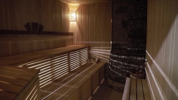 Una Sauna Finlandesa Madera Está Iluminada Por Luz — Vídeo de stock