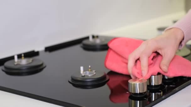 家务活和家务活的概念 一个女人用抹布擦拭厨房炉灶的特写镜头 这个女孩把厨房擦亮了 — 图库视频影像