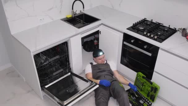 Mężczyzna Kombinezonie Naprawia Wyciek Wody Zlewu Kuchni Robota Hydraulika — Wideo stockowe