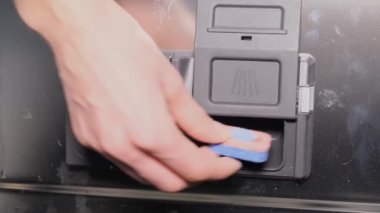 Yemekten sonra bulaşık makinesinde kirli bulaşıkları yıkamak. Otomatik bulaşık yıkama.