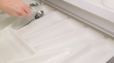 Mutfakta mutfak gereçleri depolamak için mutfak dolabını kullanmak..