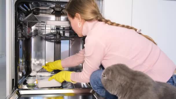 Жінка Вливає Сіль Посудомийну Машину Прибирання Миття Посуду — стокове відео