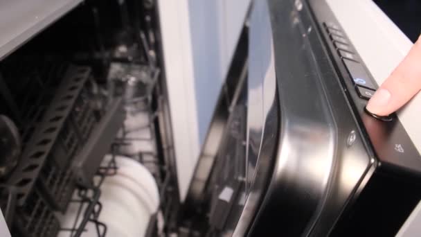Kirli Bulaşıkları Modern Mutfağındaki Paslanmaz Çelik Bulaşık Makinesine Beyaz Tabakları — Stok video