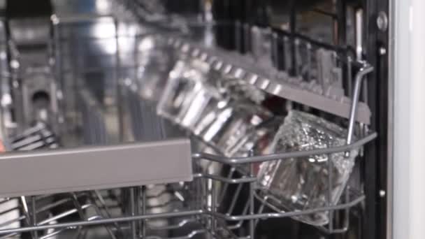 Миття Брудного Посуду Посудомийній Машині Після Обіду Автоматична Посудомийна Машина — стокове відео