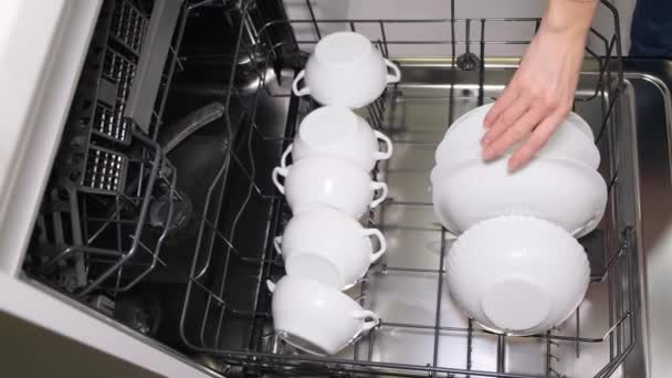 Чистые Белоснежные Тарелки После Мытья Посудомоечной Машине — стоковое видео