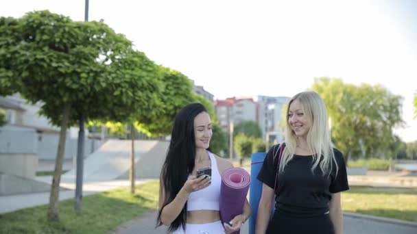 Jóvenes Amigas Hablando Después Hacer Ejercicio Parque Chicas Sonrientes Relajarse — Vídeos de Stock
