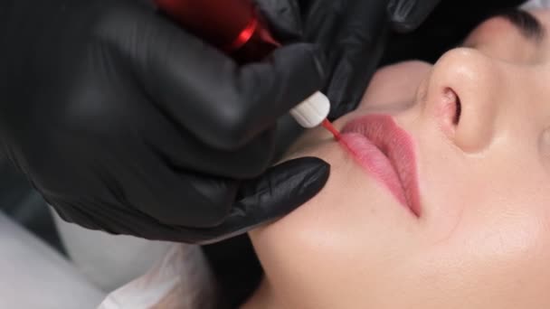 Mujer Joven Sometida Procedimiento Maquillaje Labial Permanente Salón Primer Plano — Vídeo de stock