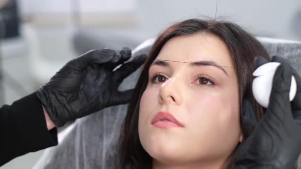 Specialisten Markerar Klienternas Ögonbryn Före Proceduren Med Speciell Tråd Processen — Stockvideo