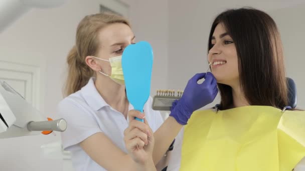 Женщина Обсуждает Отбеливание Зубов Своим Дантистом Образцом Карты Офисе Имеется — стоковое видео