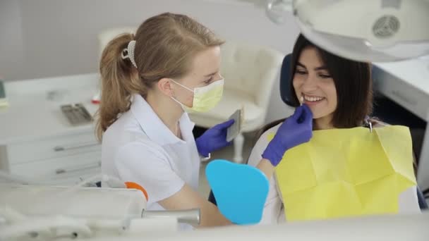 Dentista Sceglie Colore Dello Smalto Dei Denti Giovane Paziente Sorridente — Video Stock