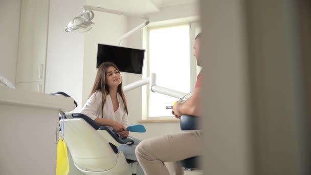 Dívka Posadí Židli Poslouchá Ortodontistu Klinika Mladá Dospělá Pacientka Sedící — Stock video